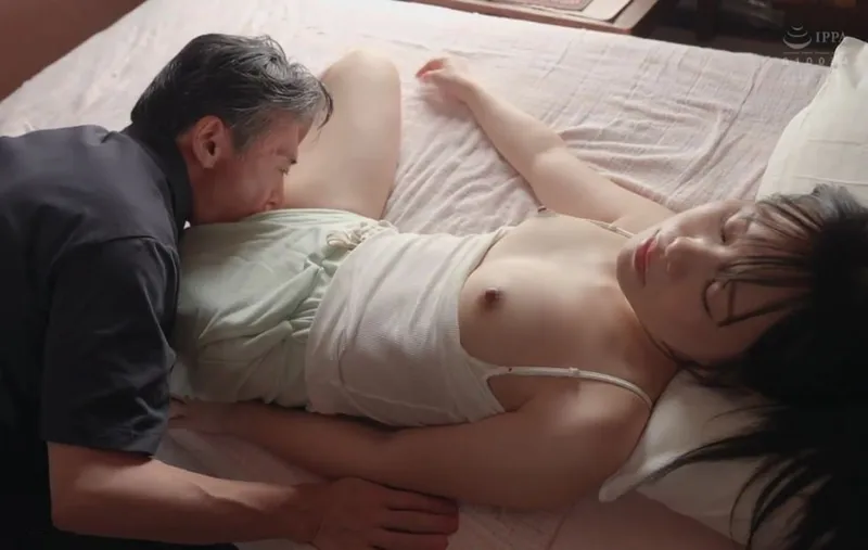 Bố già tích cực vét máng đứa bé xinh lâu ngày về quê giờ đã trưởng thành