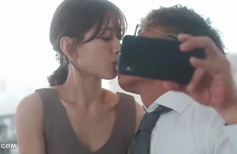 Thấy vợ yêu hơi lạ, ông xã xem điện thoại vợ và thấy cảnh nắc với tiền bối của mình