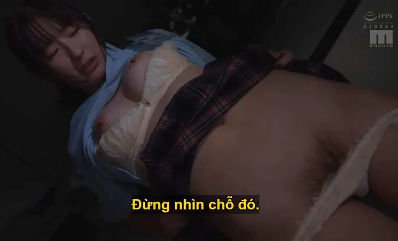 Sếp trên toan tính "đâm chọt" em nhân viên kiêu kỳ lười nhác, suốt ngày cắm cúi chat chit cùng người yêu.